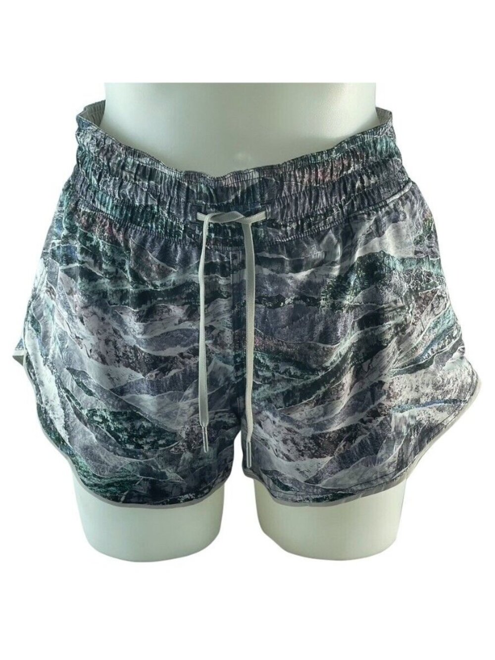 Lululemon Womens Reversible Speed Up Short 2.5" - Size 6 Mountain Print & Gray